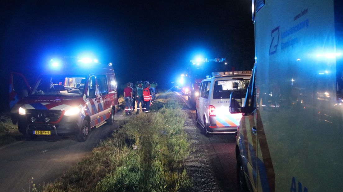 Hulpdiensten op de plek waar de fietser de sloot in reed