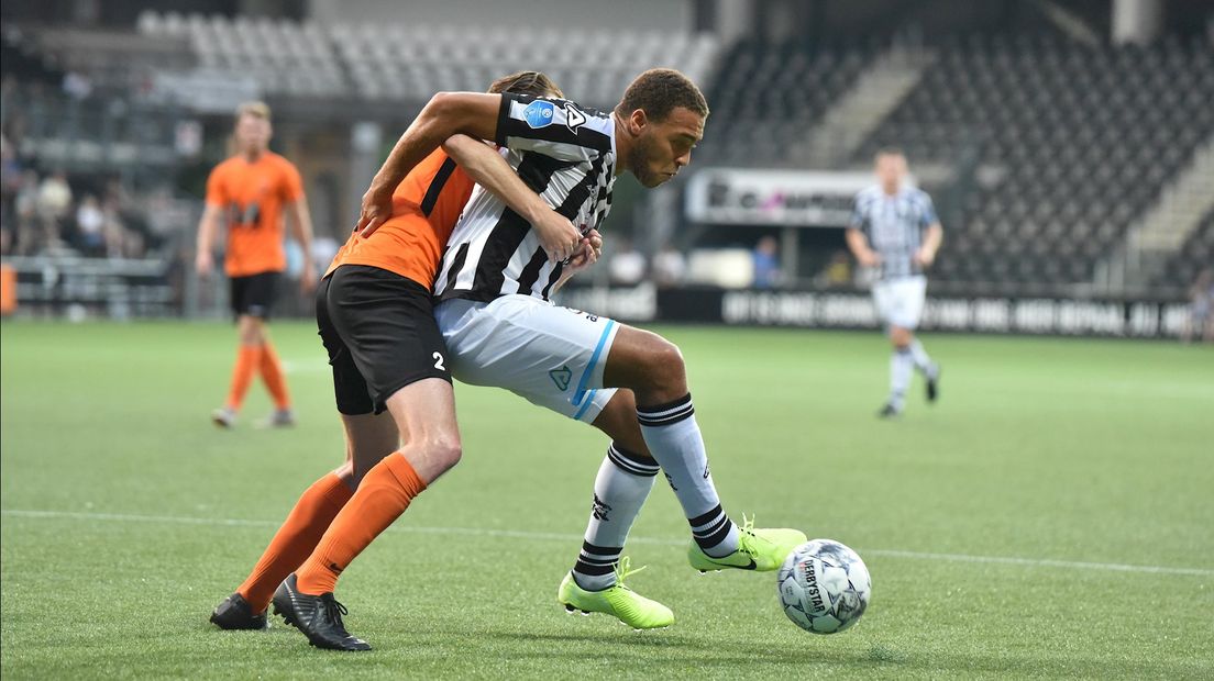 Cyriel Dessers in actie namens Heracles Almelo