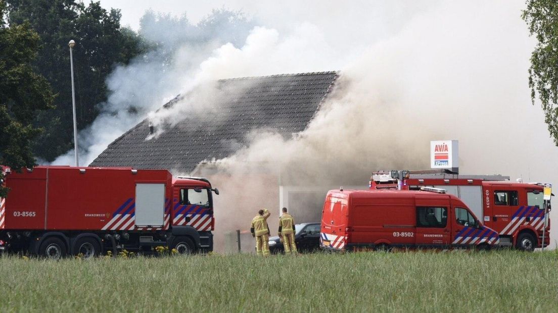 De brand in de loods is ook overgeslagen op een naastgelegen pand.
