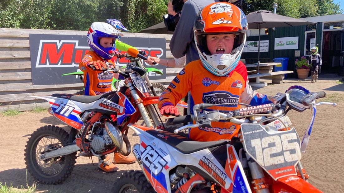 Max (111) en Max (125) komen net van de crossbaan