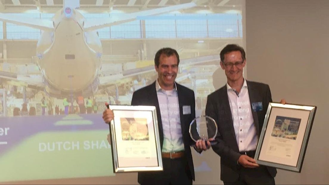 directeur Guus Engelen (links) krijgt award