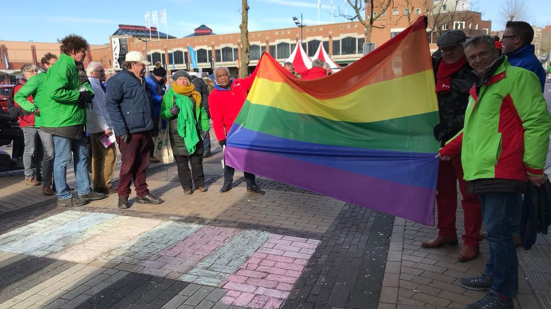 Raadsleden kleurden het zebrapad in met stoepkrijt (Rechten: Marjolein Knol / RTV Drenthe)