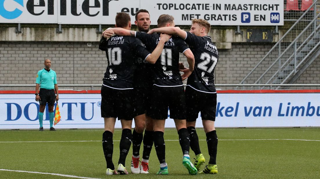 FC Emmen viert de goal van Cas Peters (Rechten: Gerrit Rijkens)