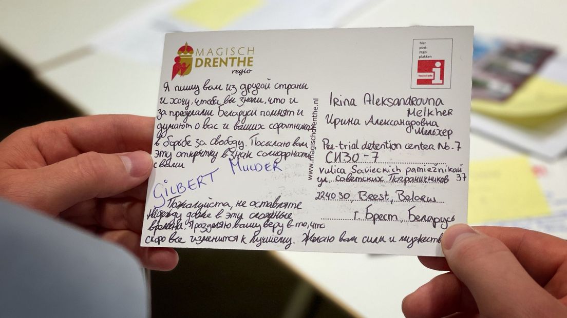 Met in het Russisch beschreven brieven hopen de raadsleden poltiek gevangenen in Wit-Rusland een hart onder de riem te steken