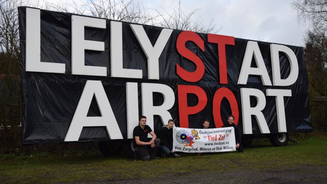Oudejaarsvereniging brengt letters weer terug bij Lelystad Airport - RTV Drenthe
