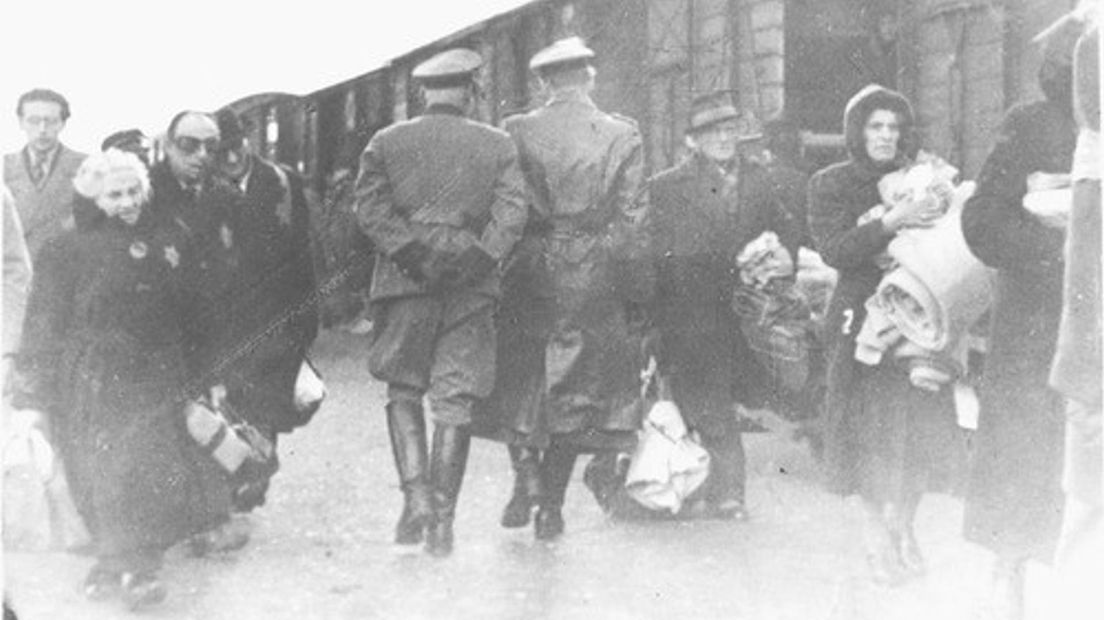 Per transport werden gemiddeld zo'n duizend Joden gedeporteerd