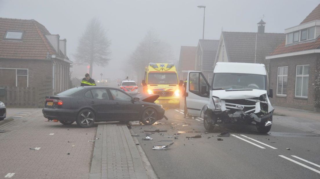 Twee gewonden bij ongeluk met auto en bedrijfsbus in Witte Paarden ...