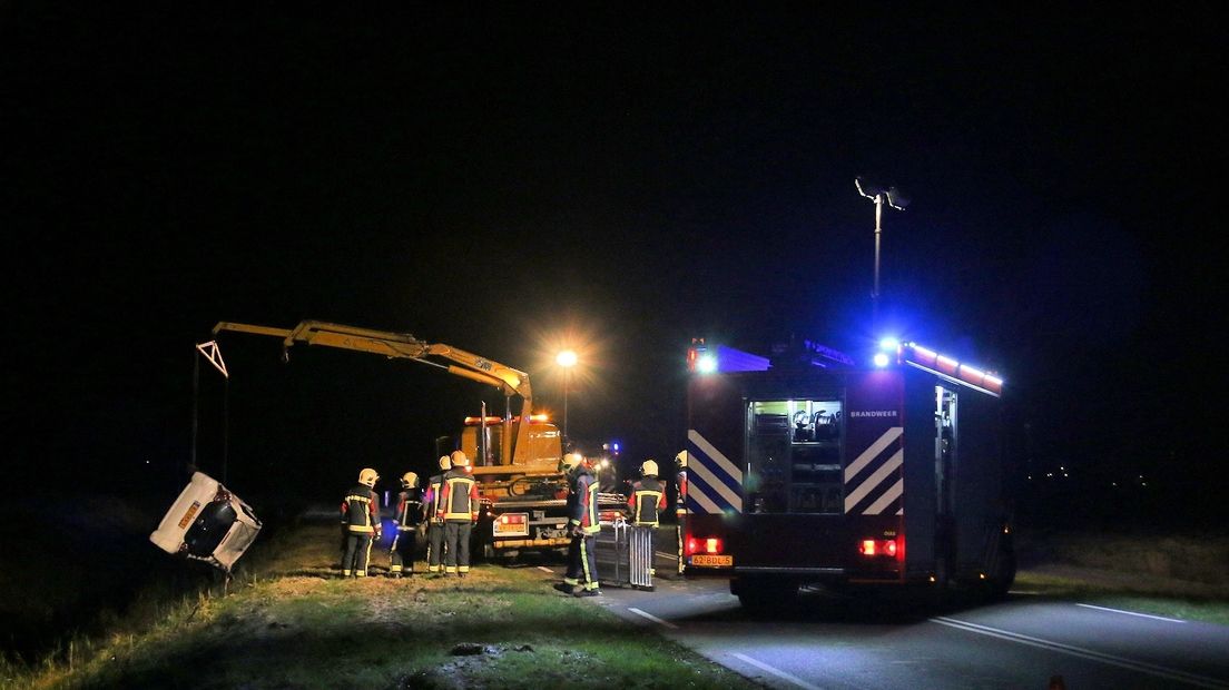 Gewonde bij auto in sloot bij Hulst (video)