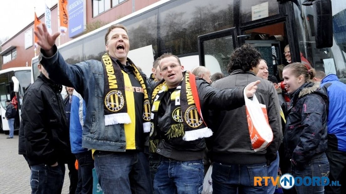 Supporters van BV Veendam gaan op weg naar de Arena