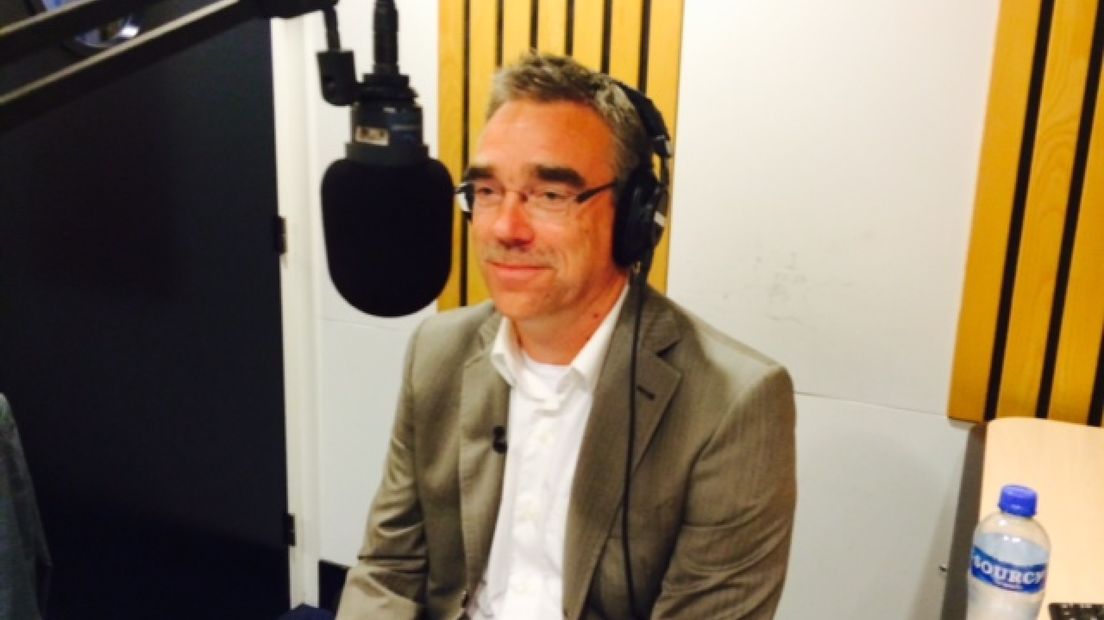 KPN-directeur Jacob Groote beantwoordde maandagochtend live in de radio-uitzending van Omroep Gelderland vragen van luisteraars over mobiele bereikbaarheid.