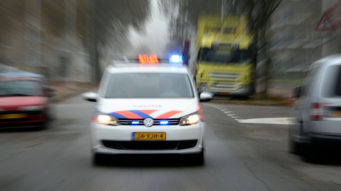 De politie in Zaltbommel is op zoek naar een jonge straatrover op een witte scooter. De tiener sloeg donderdagmiddag rond 17.30 uur toe op de kruising Thorbeckestraat met de Prins Bernardweg.
