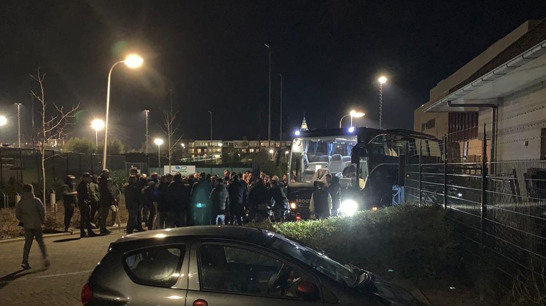 Boze supporters bij de spelersbus van Katwijk