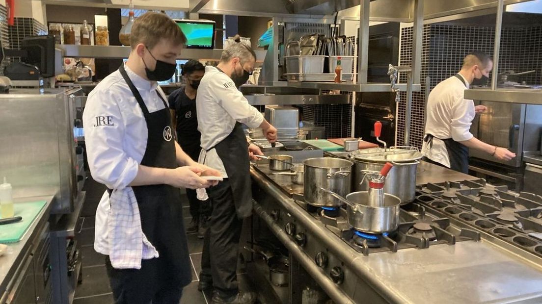 Personeel van hotel restaurant Villa Ruimzicht staat te trappelen