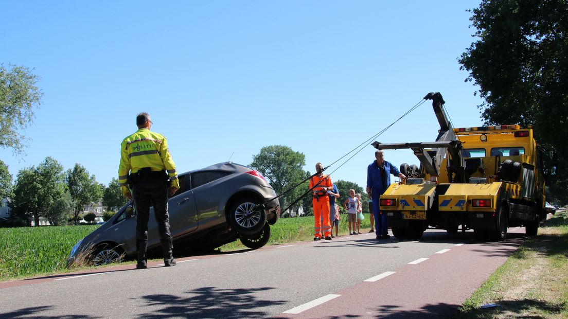 Een bergingsbedrijf heeft de auto weggetakeld.