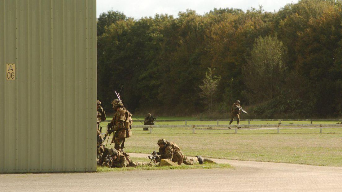Militairen in actie tijdens de militaire oefening Falcon Autumn (Rechten: Jeroen Kelderman/RTV Drenthe)