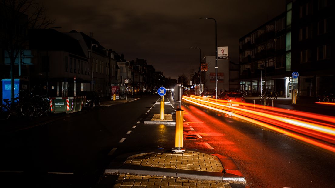 Een donker Utrecht waar alleen verkeer zorgt voor licht.