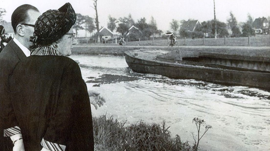 Koningin Juliane bekeek in 1969 de vervuiling op het Pekelerdiep