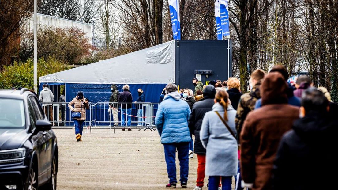 Mensen staan in de rij om zich te laten testen op het coronavirus.