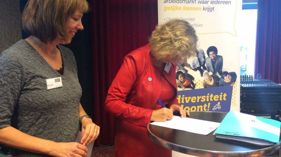 Monique Schoonen, directrice Omroep Zeeland, ondertekend het charter diversiteit