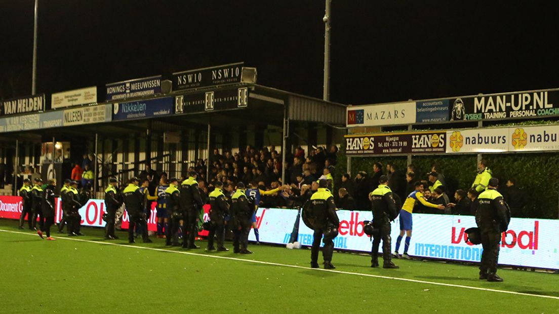 De mobiele eenheid (ME) moest vrijdagavond in Groesbeek ingrijpen rond de wedstrijd Achilles '29 - FC Oss. Volgens de politie hebben supporters van FC Oss zich misdragen.