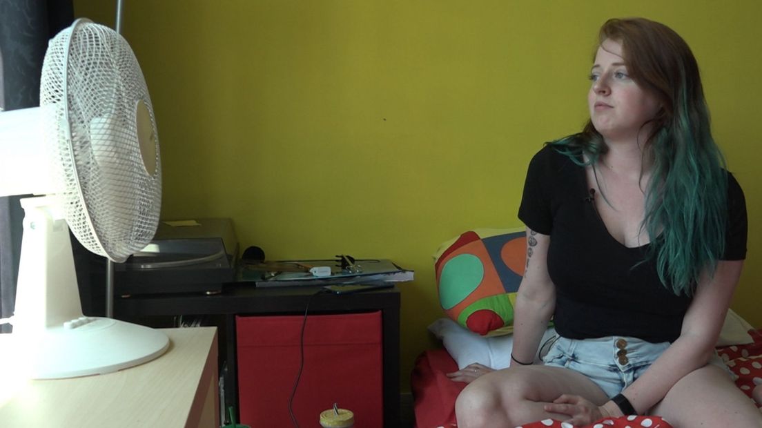 Amber Biemans in haar te warme studio