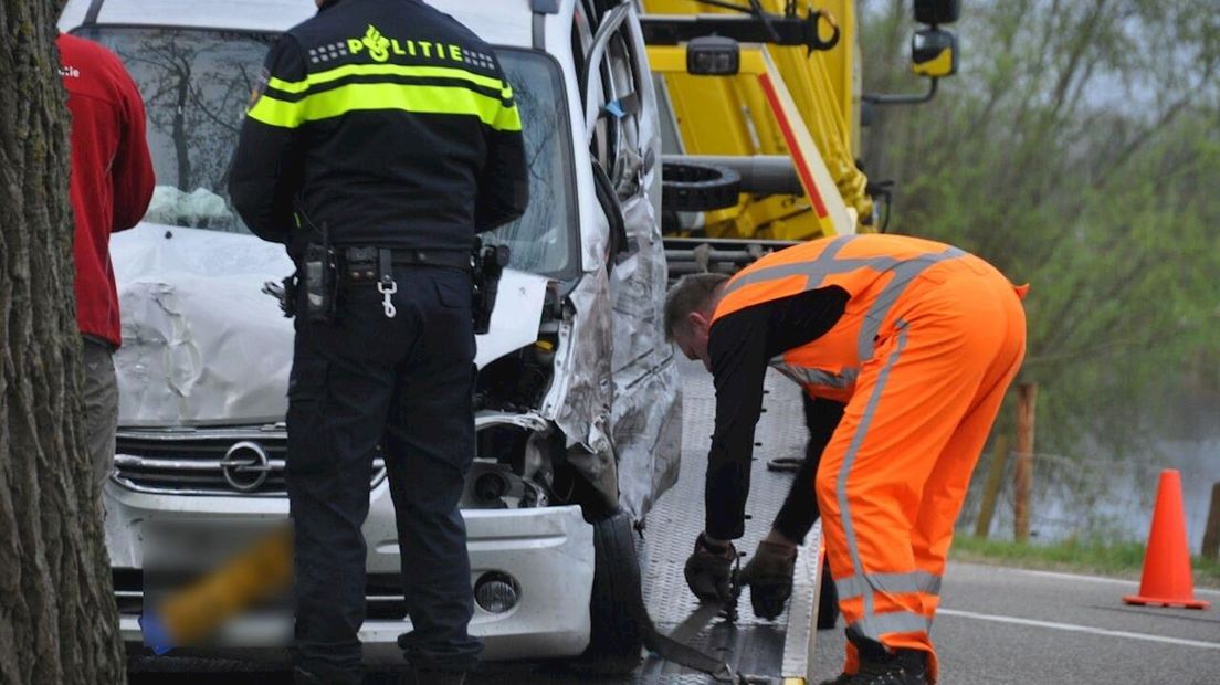 Auto botst bij Kuinre tegen een boom
