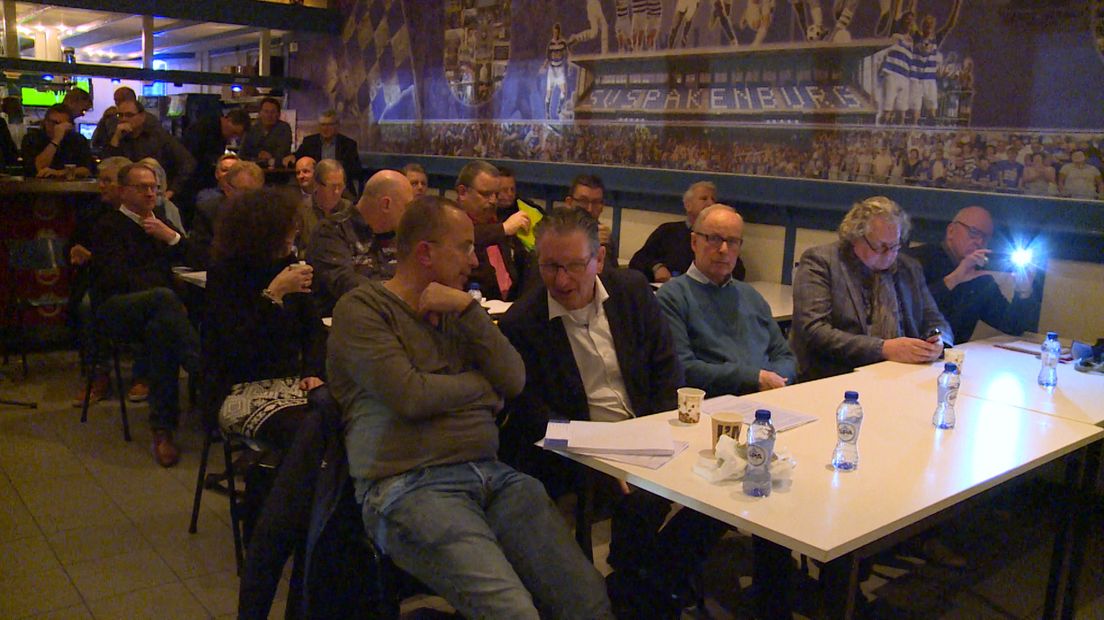 In Spakenburg kwamen maandagavond alle tweede- en derdedivisionisten bij elkaar om te vergaderen over de nieuwe eisen aan spelerscontracten.