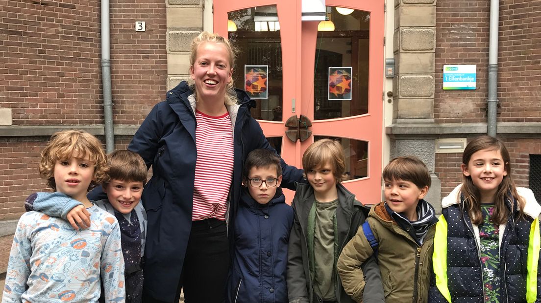 Juf Marieke Haring heeft het staaklied geschreven en de kinderen zingen mee.
