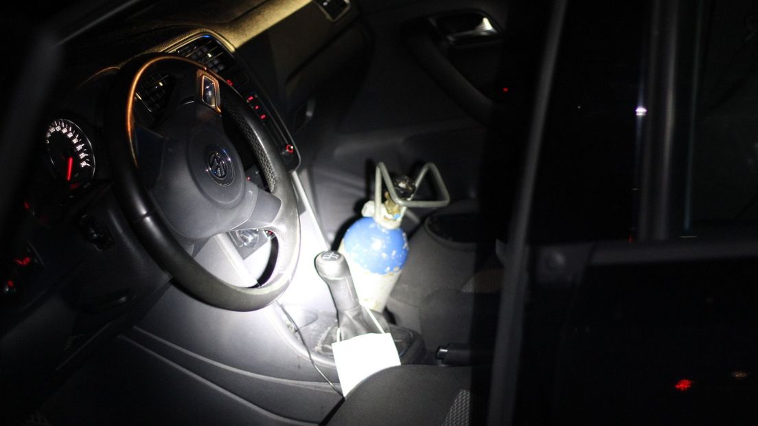 Auto raakt van de weg, bestuurder spoorloos