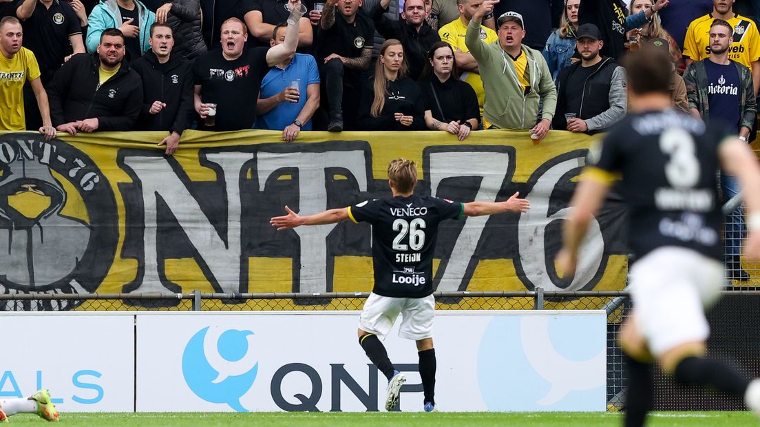 Sem Steijn vierde de goal voor het vak met NAC-supporters