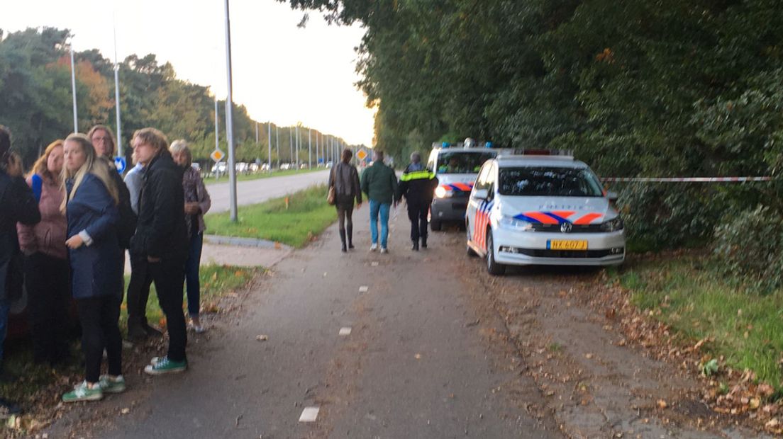Politieauto's langs de Amersfoortseweg.