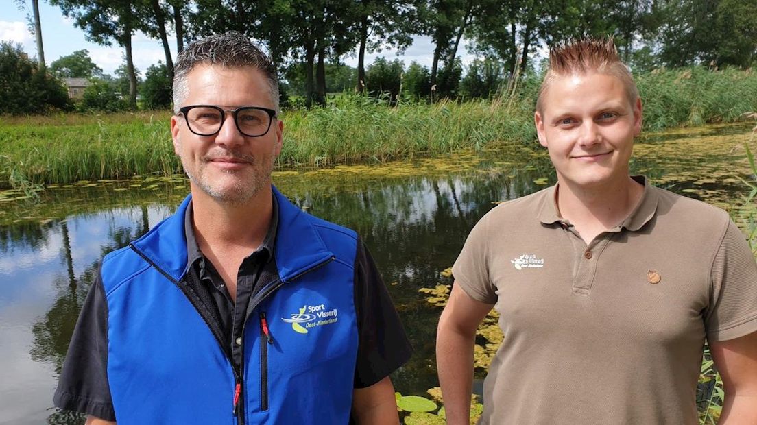 Hans Gels (links) en Mark Kouwenhoven van Sportvisserij Oost-Nederland