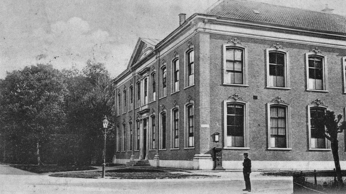 De oude hbs in 1905 (Rechten: Koninklijke van Gorcum)