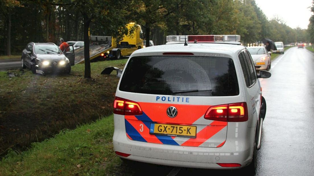 Auto botst tegen boom op de N35 in Wierden