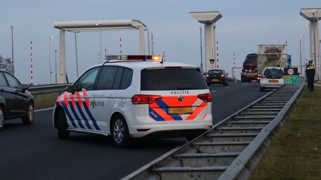 De afgesloten rijbaan op de N33