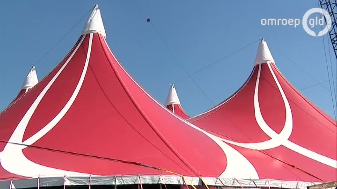 De stuntman zou over de Megatent heen geschoten worden.