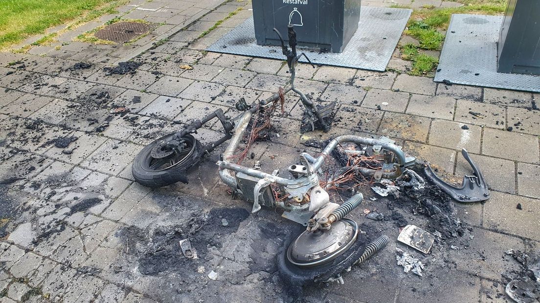 Een afgebrande deelscooter op de Bohortplaats.