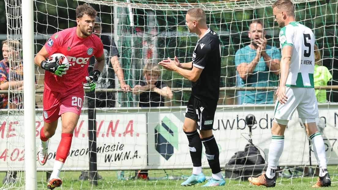 FC Groningen-doelman Michael Verrips in actie tegen PAOK Saloniki