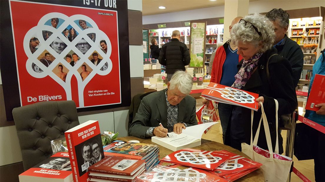 Kees van Kooten signeert speciale lp in overvolle Paagman in Den Haag