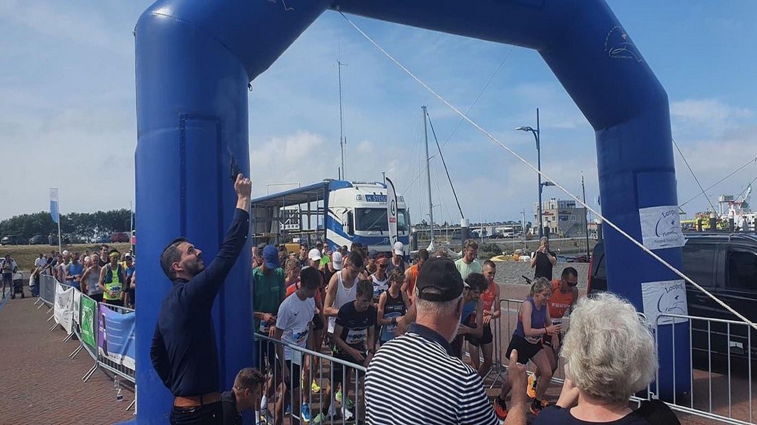 De start van de halve marathon in de haven van Lauwersoog