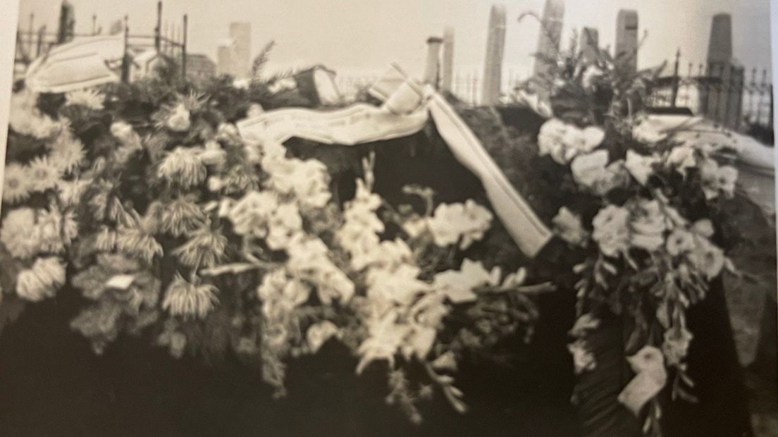 Het met bloemen overladen graf van Nico