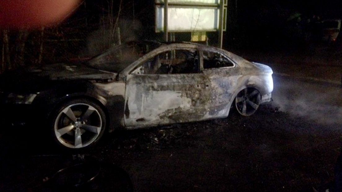 De Audi A5 brandde uit bij de sportvelden van hockeyclub Voordaan.