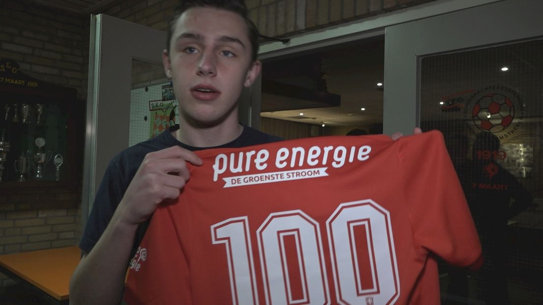 Roderick Klaver toont het shirt, geschonken door FC Twente