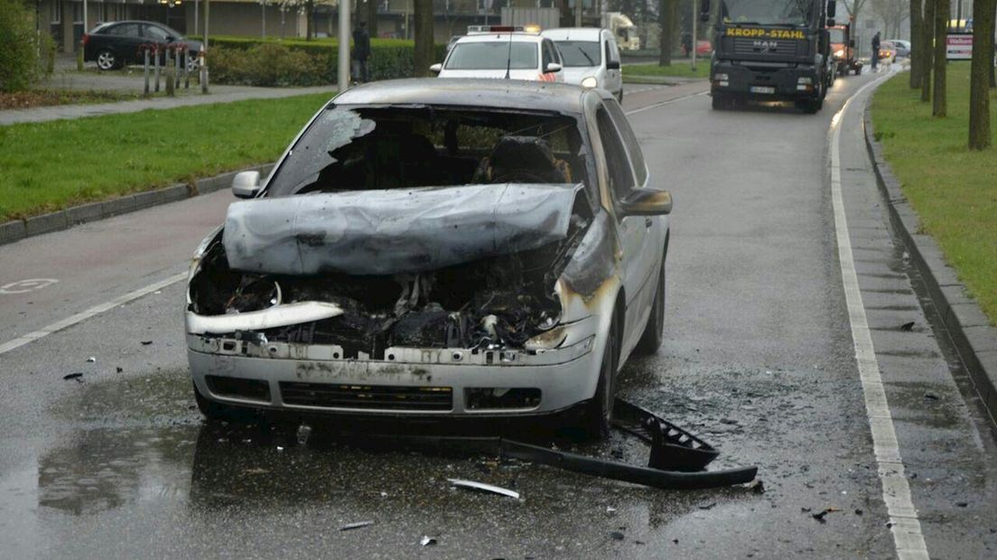 Auto in brand bij kop-staartbotsing in Enschede
