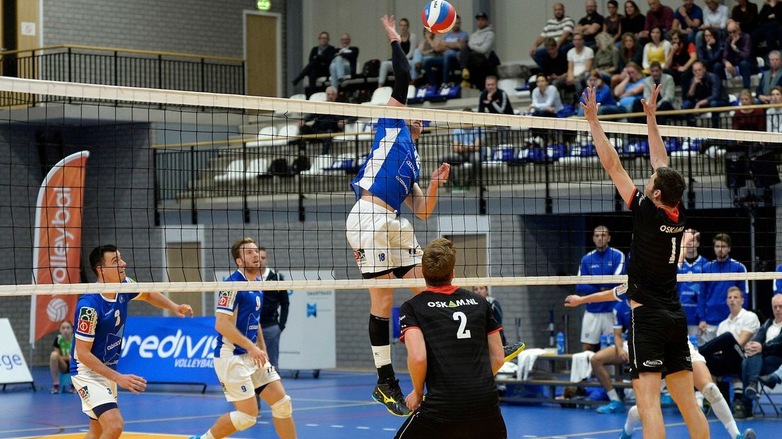 Dennis Borst slaat de bal keihard langs het blok van Taurus archief
