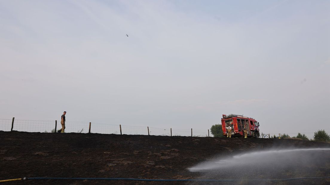 Brandweer blust vuur aan de Hooiweg in Zwolle