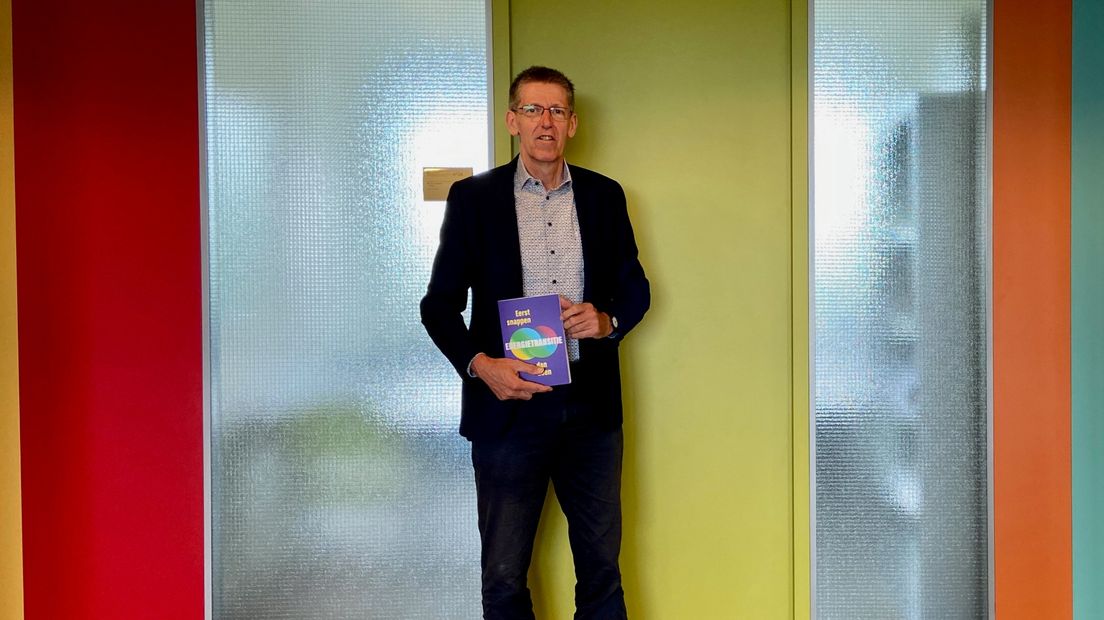 Energieprofessor Machiel Mulder poseert met zijn boek