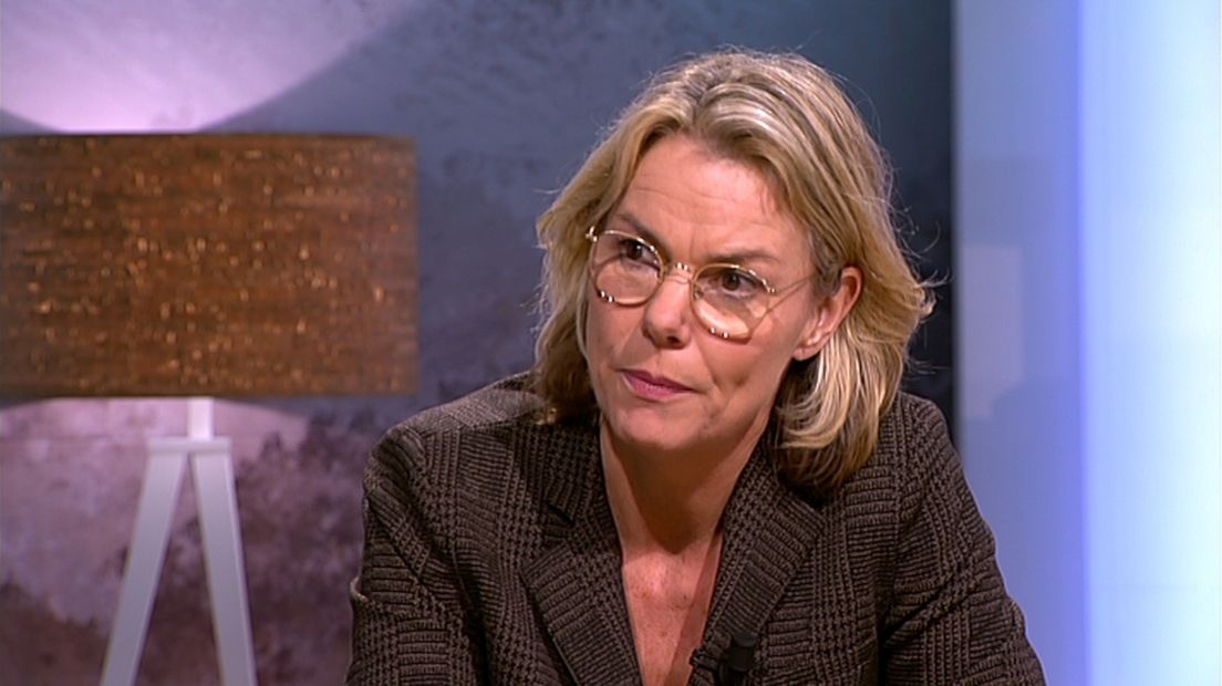 Annemarie Heite in de tv-studio van RTV Noord