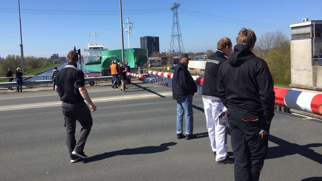 Op de Beneluxweg stappen automobilisten uit om naar het schip te kijken