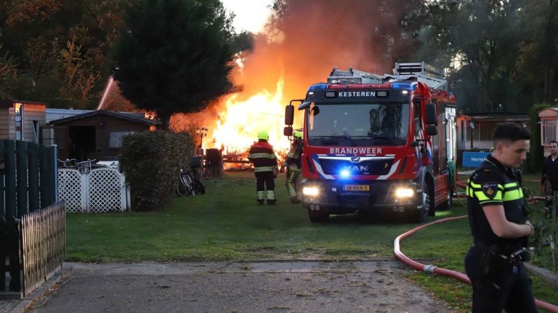 Op Camping Betuwe aan de Hoge Dijkseweg in Kesteren is woensdagavond een chalet volledig afgebrand.